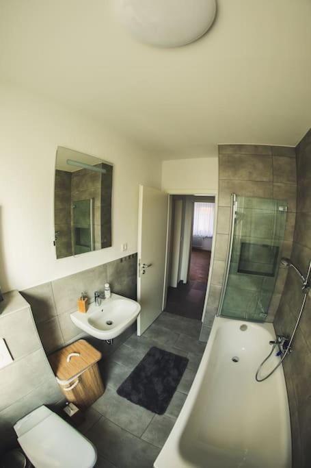 Wunderschoene Neue 3,5 Zimmerwohnung Naehe Kassel Bis 4 Erwachsene 3 Kinder Fuldatal 외부 사진